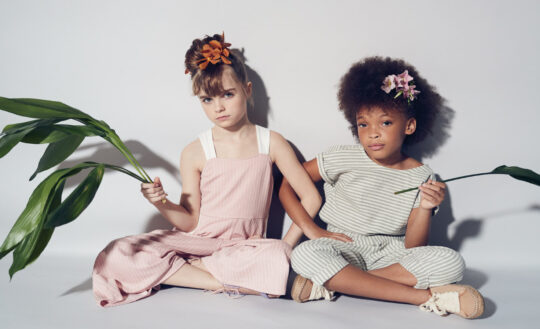Izzy wears pink overalls by Isobella & Chloe 
and Dan De Fran shoes; Laniya wears striped 
overalls by Ketiketa and Emu Australia shoes.